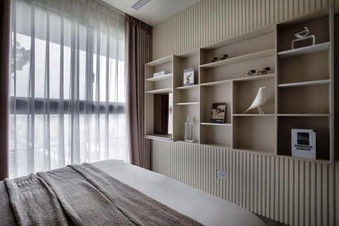 沐見設計室內裝修有限公司 - 條紋線板映襯奶茶色展示櫃，讓飾品像藝術品一樣時尚美觀