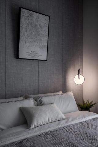 沐見設計室內裝修有限公司 - 灰色壁紙搭配簡約俐落的幾何造型吊燈，展現沉穩與藝術的氣息