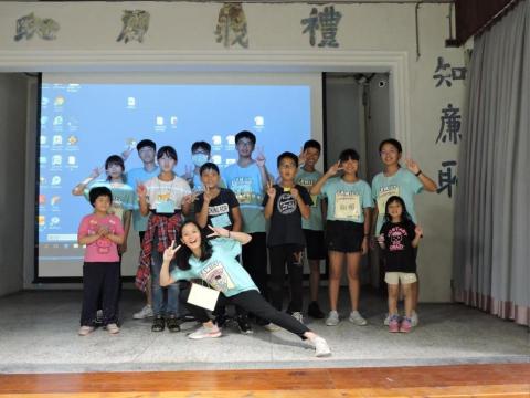 陳泳樺 - 頒發獎狀和禮物給小朋友，表揚這幾天努力的學習（暑營）
