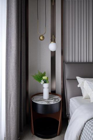 沐見設計室內裝修有限公司 - 造型背牆配襯橘色皮革床頭櫃時尚優雅與金色吊桿造型吊燈，升降之間巧妙達到視覺平衡