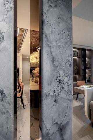 沐見設計室內裝修有限公司 - 入口玄關以石材.鍍鈦金屬呈現穿透式主牆