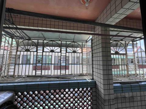 巨益工程行 - 更換雨遮板子