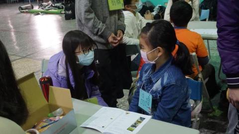 陳泳樺 - 指導小朋友完成作業（寒營）