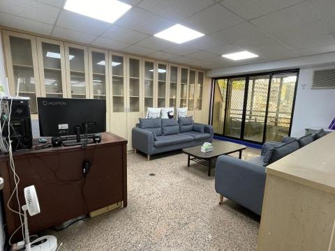 湯大慶 - 講師休息室(陽台外可抽菸)