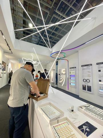 金豪照明有限公司 - 受邀建材展廠商，現場做燈具介紹