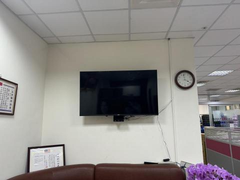 鉅川能源工程有限公司 - 80吋電視架安裝設定