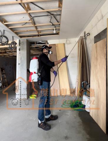 傑出專業除蟲工作室-專業除白蟻服務 - 裝潢除蟲防治白蟻必須專注細節，每一塊木材都能充分吸收藥劑。我們以專業的眼光鎖定每個目標，並以認真的態度，確保每一個細節都不被忽視。