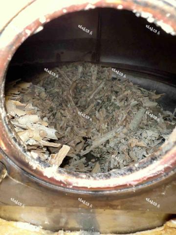 螞蟻雄兵-弱電水電工程(統包) - 不出意外的話,馬上就出一堆石灰質了!
快看!大壯家裡竟然都用熱水器在洗熱水澡
突然!女朋友小美來他家拜訪
小美打開熱水要洗澡
奇怪的事情發生了!
熱水溫度一直上不去,加熱速度慢
小美都快被凍僵了
大壯不知道發生了什麼事
只好打電話給螞蟻雄兵的小帥
小帥拿著工具進來大壯家看到小美
這不是重點!
這時候小帥打開熱水器一看發現不得了!
一堆石灰質,也就是硬水中的鈣、鎂離子,日積月累,積少化痰(嗯?
形成堅硬的水垢層
長期下來,輕則影響加熱效能,嚴重則導致內部零件損毀導致熱水器壽命大大減少喔!
一定要定期清潔! 螞蟻雄兵-弱電水電工程(統包) - 不出意外的話,馬上就出一堆石灰質了!
快看!大壯家裡竟然都用熱水器在洗熱水澡
突然!女朋友小美來他家拜訪
小美打開熱水要洗澡
奇怪的事情發生了!
熱水溫度一直上不去,加熱速度慢
小美都快被凍僵了
大壯不知道發生了什麼事
只好打電話給螞蟻雄兵的小帥
小帥拿著工具進來大壯家看到小美
這不是重點!
這時候小帥打開熱水器一看發現不得了!
一堆石灰質,也就是硬水中的鈣、鎂離子,日積月累,積少化痰(嗯?
形成堅硬的水垢層
長期下來,輕則影響加熱效能,嚴重則導致內部零件損毀導致熱水器壽命大大減少喔!
一定要定期清潔!