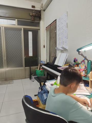 莊喻文 - 目前手上有接二個英文家教，分別是薇閣國小一年級以及爽文國小四年級弟弟。