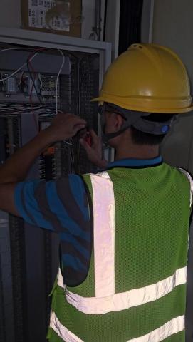 崛立數位工程 - 蘇工程師為空調中央控制箱配置訊號線