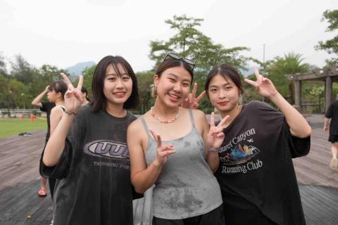 黃辰安 - 最右邊是我