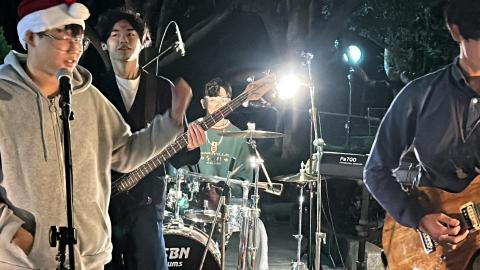 惟雄 - 大學熱音社成發，我是彈貝斯的，會彈簡單貝斯、電吉他