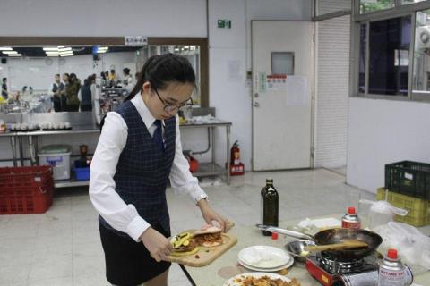 郭小姐 - 正職工作照，喜歡服務接觸客人，更喜歡文字天地~