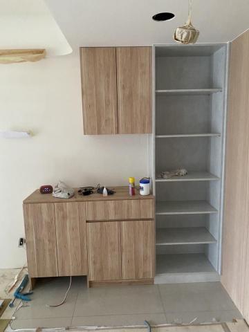 紀佑承 - 新竹豐邑TECH PARK 沙發旁展示收納櫃