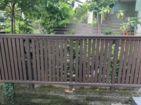 塑木專家-Kai - 全塑仿木欄杆
上蓋2.5*10
主骨架4*6
欄杆2.5*5
搭配而成 咖啡色