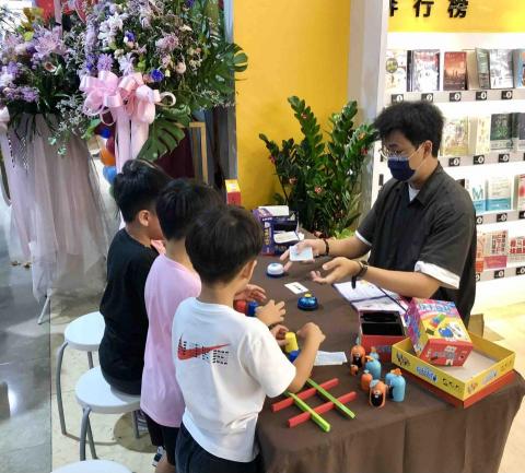 桌遊老師—專注力培養 數理訓練 戴成有 - 新天鵝堡百貨公司體驗桌遊 教學現場