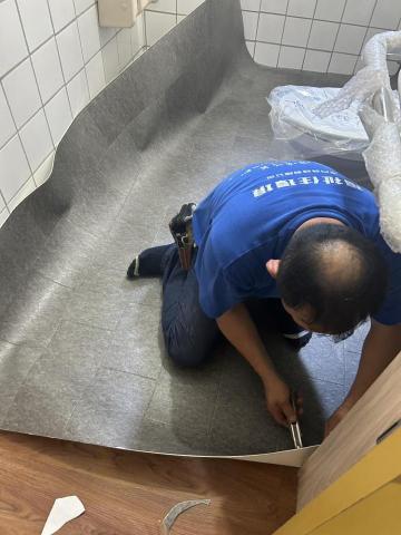 福祉緩衝防滑地板工程行 - 緩衝防滑軟地板 裁切中