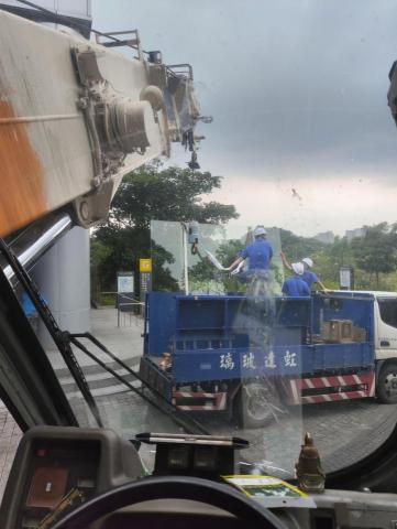 給力起重 王 - 南港中研院動物實驗中心吊掛玻璃