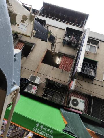 給力起重 王 - 新莊夜市副桿伸進窗戶