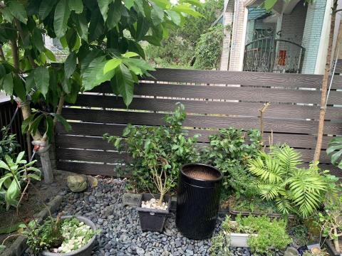 塑木專家-Kai - 圍籬白鐵骨架搭配塑木面板BR色