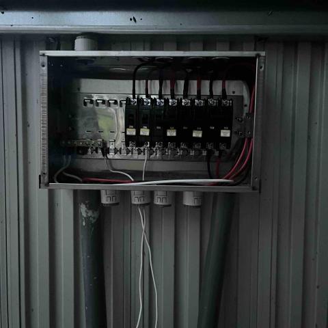 元鎰實業社 - 白鐵電盤箱-內部開關配置