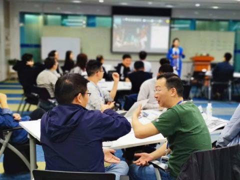 Shally Hu - 《企業培訓》高管教育培訓：英文授課

於客戶端現場～騰訊企業總部深圳，2020年度大會之際，替其海外高管舉行《國際商務禮儀》教育培訓，包含日韓、東南亞、歐美三大區域，現場全程6小時以全英文授課。

<p.s.>: 騰訊 Tencent 是中國第一大網路公司，也是世界領先的互聯網科技公司。