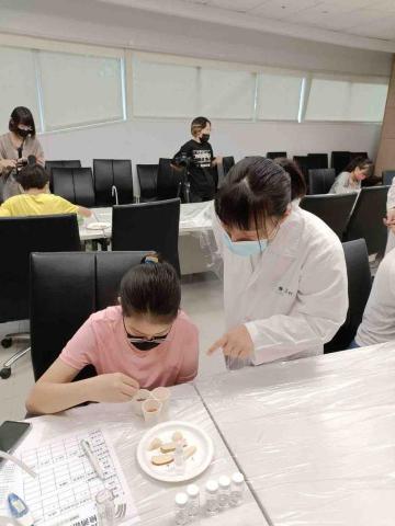 廖苡伶 - 給小朋友們一些提示，讓他們有更多想法