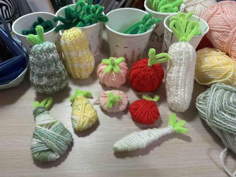 洪語謙 - 紙杯編織