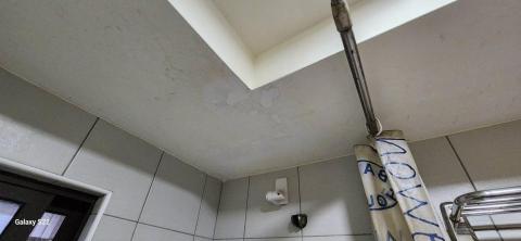 你為什麼不問問神奇海螺呢 - 苗栗縣竹南鎮，社區：La More，乳膠漆+壁紙清除+清運+局部批土，施工中