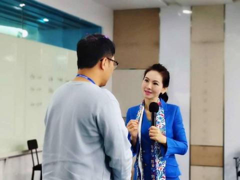 Shally Hu - 《企業培訓剪影》高管教育培訓：英文授課

於客戶端現場～騰訊企業總部深圳，2020年度大會之際，替其海外高管舉行《國際商務禮儀》教育培訓，包含日韓、東南亞、歐美三大區域，現場全程6小時以全英文授課。

<p.s.>: 騰訊 Tencent 是中國第一大網路公司，也是世界領先的互聯網科技公司。