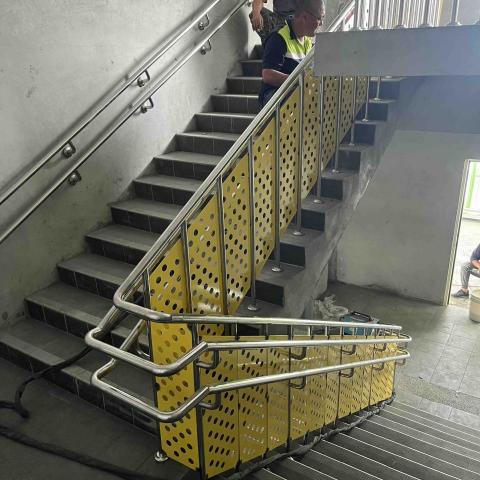 元鎰實業社 - 新興國小樓梯.（白鐵扶手施作安裝）