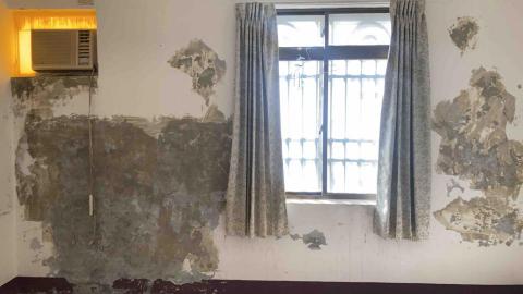 楊上葦 - 施作之前曾被塗防水