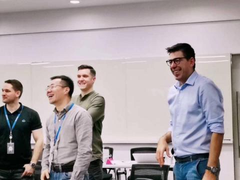 Shally Hu - 《企業培訓剪影》高管教育培訓：英文授課

於客戶端現場～騰訊企業總部深圳，2020年度大會之際，替其海外高管舉行《國際商務禮儀》教育培訓，包含日韓、東南亞、歐美三大區域，現場全程6小時以全英文授課。

<p.s.>: 騰訊 Tencent 是中國第一大網路公司，也是世界領先的互聯網科技公司。