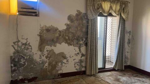 楊上葦 - 五樓房間因屋頂漏水導致壁癌