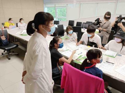 廖苡伶 - 參加老師舉辦的化學活動，當一日小幫手