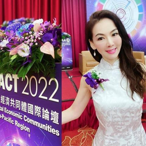 Shally Hu - 《國際論壇主持及雙語翻譯》擔任聯合國論壇全英文主持人: 2022/8/15『打造亞太數位經濟共同體』國際論壇 ，數位部部長唐鳳部長親臨剪綵並致詞。
https://www.iii.org.tw/Press/NewsDtl.aspx?nsp_sqno=2416&fm_sqno=14
當晚圓山飯店國宴席間得到聯合國外賓們向資策會及商研院董事長長官們的一致讚賞，一個月以來、無數次的熬夜～總算不負眾望。