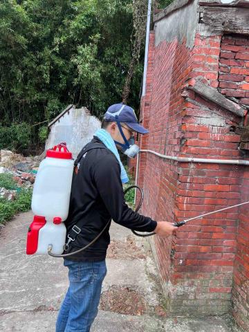 傑出專業除蟲工作室-專業除白蟻服務 - 老宅土磚厝，容易環境有許多蟲害問題，圖片中蟲害是螞蟻問題。
環保局審驗合格公司，還有環保局專業技術人員證照，安心有保障，歡迎來電0930-060-324(同LINE搜尋號碼)