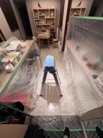 傑出專業除蟲工作室-專業除白蟻服務 - 蛀蟲防治，天花板遭蛀蟲蛀蝕，避免處理影響下面業主物品食物等，用膠帶大面積覆蓋來達到業主環境安全，也省下許多善後清潔問題。