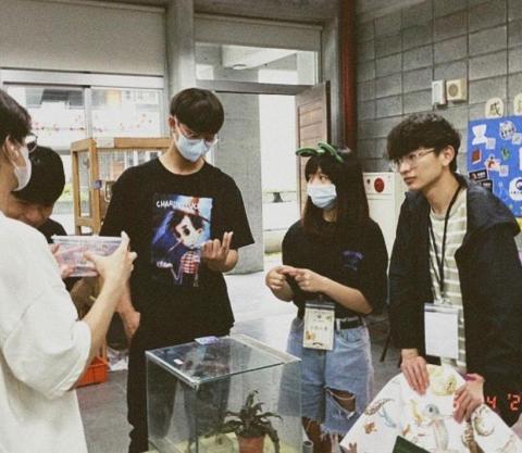 詹于萱 - 社團展覽總召-和參觀的同學講解飼養須知