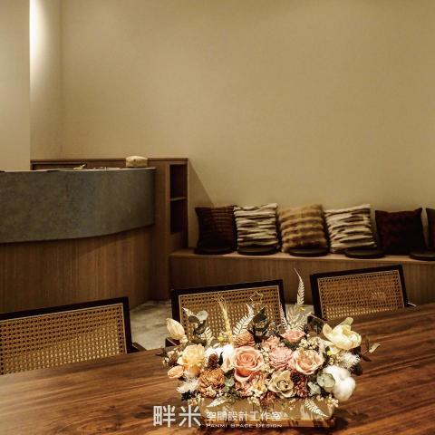 畔米空間 - ∥ 台中畫室 ∥ 商空設計

房屋類型 - 老舊翻新
設計坪數 - 26坪

穿越時光的舊屋，在台中賦予這塊地新的生命
26坪的畫室，是藝術與設計的交匯之地。

純白色的牆面就像畫布一樣，這空間就是個藝術品
不僅僅是室內設計巧思，畫室復古的家具配置
讓每一寸空間都瀰漫著濃厚的藝術氛圍。

畫室並非只是一個藝術家的工作場所
在這裡，藝術品不僅僅存在於畫布上
更是融入了空間每一個角落。