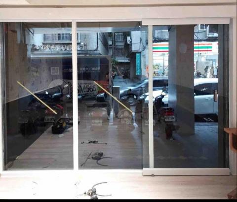 鼎堅工業 - 純白自動門機/防夾裝置/按壓開關