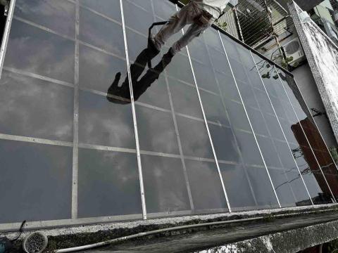 達閎金屬企業社 - 此處為客戶大陽台,偶爾會在這休息、所以選用茶色PC板,不會太透光 達閎金屬企業社 - 此處為客戶大陽台,偶爾會在這休息、所以選用茶色PC板,不會太透光