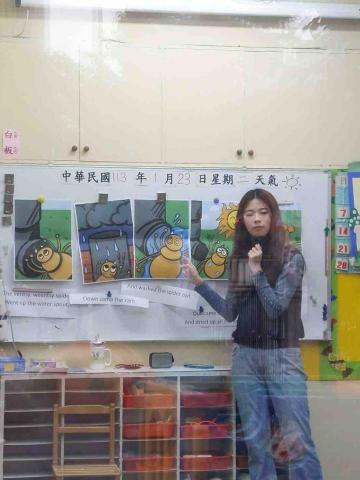 陳雲宜 - 之前任教於幼稚園的照片，白板上的教材同樣是自製的