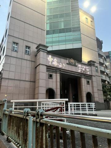 李俊誼 - 中崙高中校門口