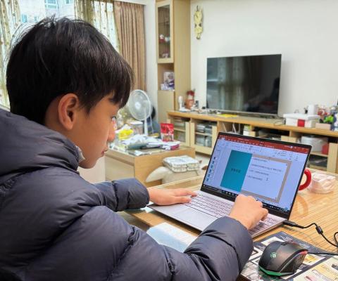 王老師 - 指導孩子製作畢業專題