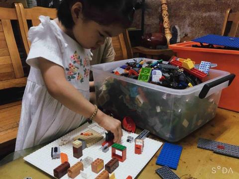 黃惠珮 - 玩樂高積木