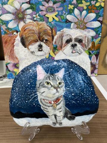 畫布、石頭彩繪(寵物、人物肖像似顏繪) - 提供各種尺寸畫布及石頭彩繪繪製您所飼養的寵物肖像，紀念、收藏、送禮皆宜。