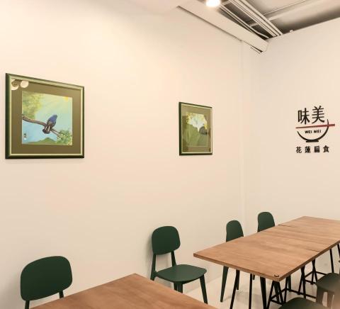 吳瑪琦 - 礁溪某家餐廳掛著我兩幅畫