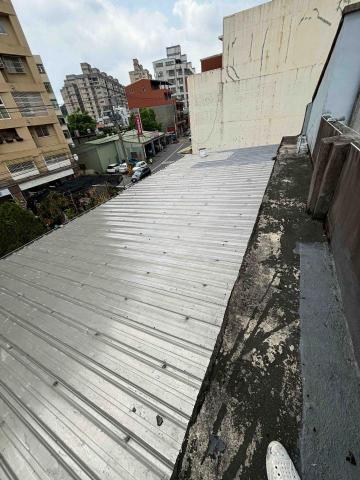 建均工程 - 頂樓浪板防水五合一。施作一 底漆 建均工程 - 頂樓浪板防水五合一。施作一 底漆