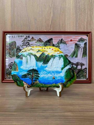 畫布、石頭彩繪(寵物、人物肖像似顏繪) - 此顆為敬贈長輩五路進財、聚寶盆風水石手繪山水畫，適合放置家中財庫方位凝聚財富。(售價$2,000元)